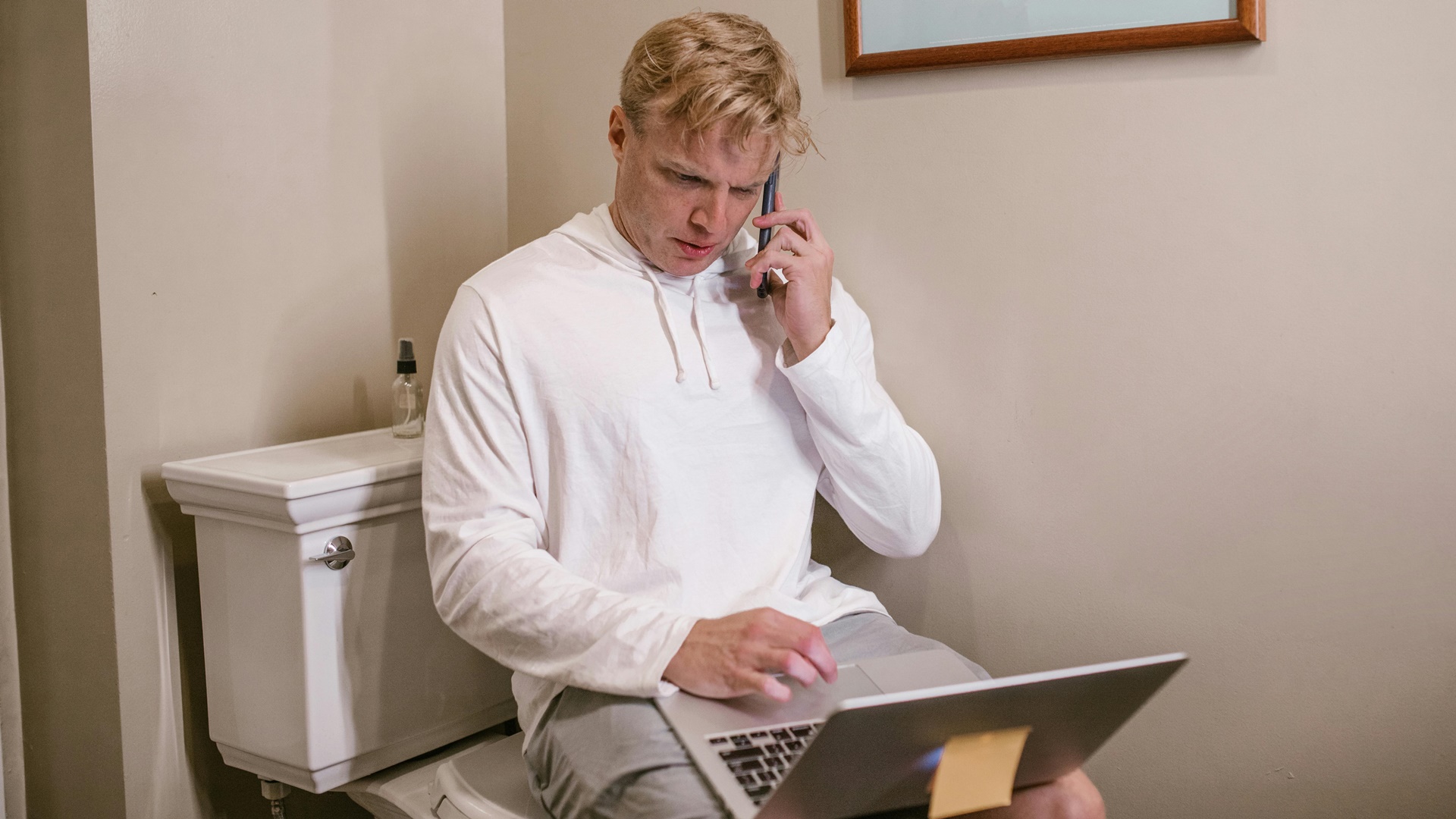 Mucho tiempo en el inodoro