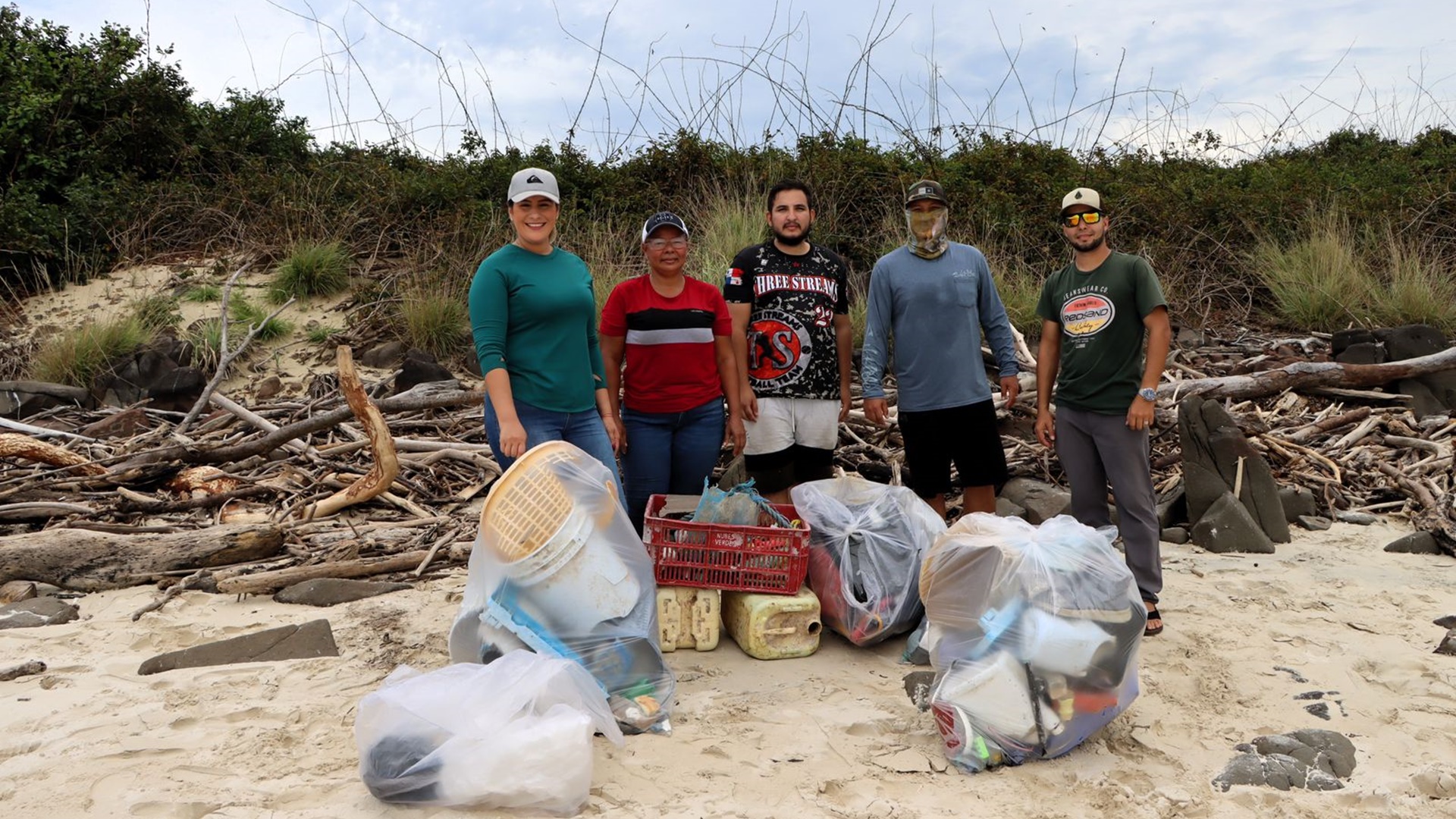 Limpieza en isla Iguanag