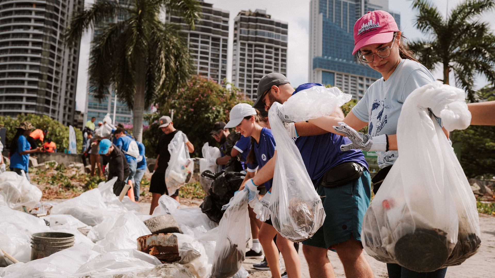Limpieza de playas en el día de las buenas acciones