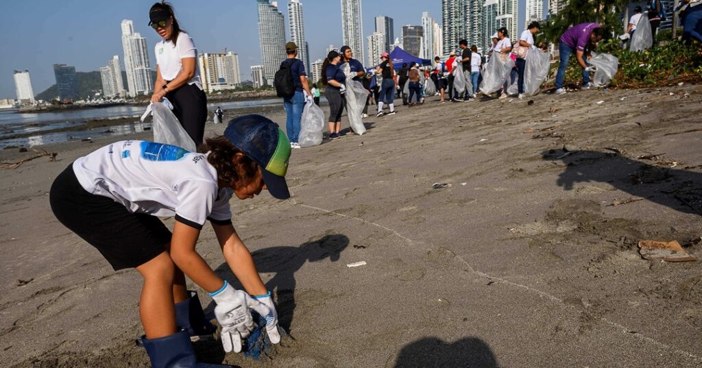 Limpieza de playas en el día de las buenas acciones