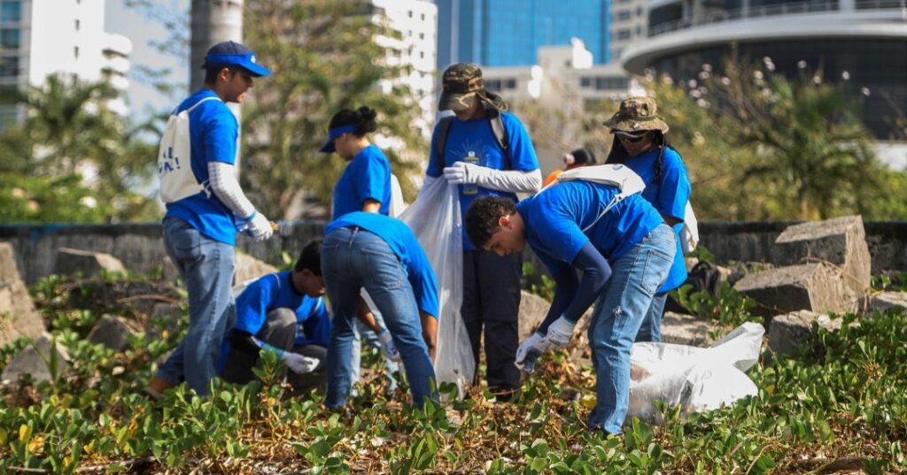 Limpieza de playas en el día de las buenas acciones