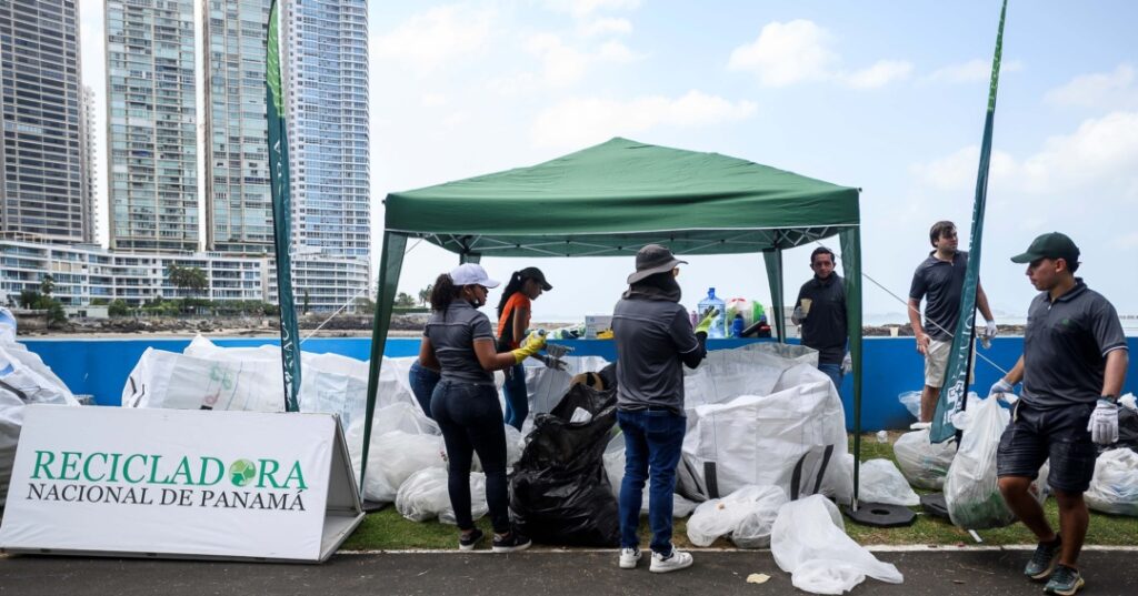 Limpieza de playas en el día de las buenas acciones