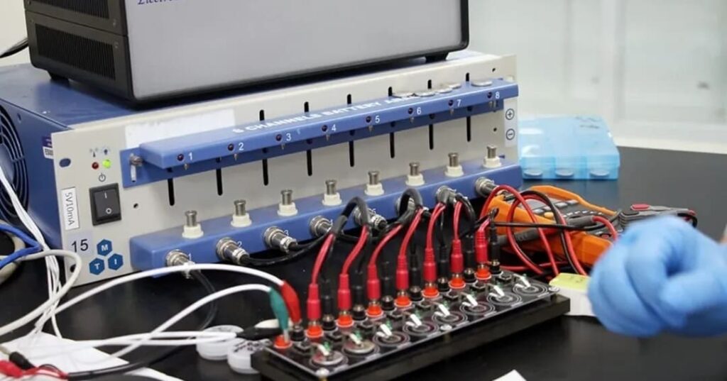 batería de iones de sodio y litio panameña