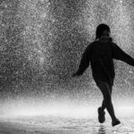 Los inesperados beneficios de brincar en charcos